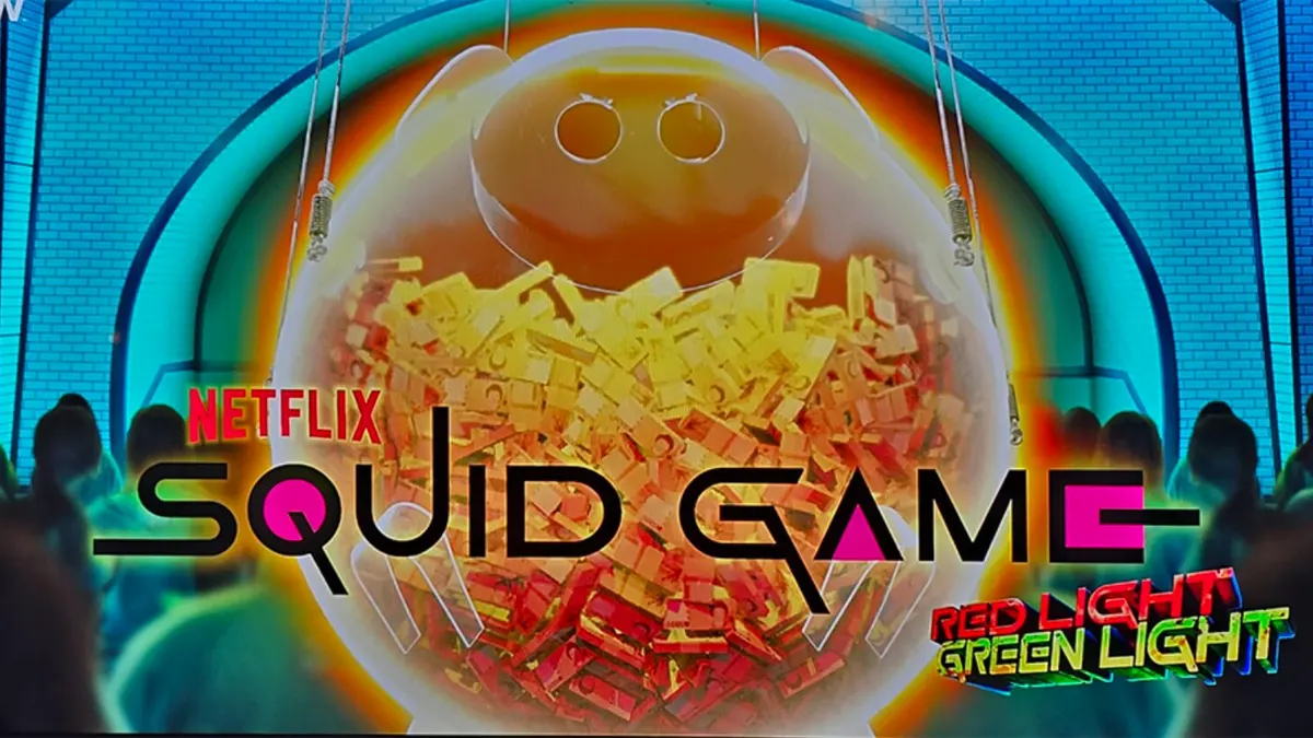 Tampilan visual slot Squid Game: Red Light, Green Light dengan latar taman bermain yang ikonik.